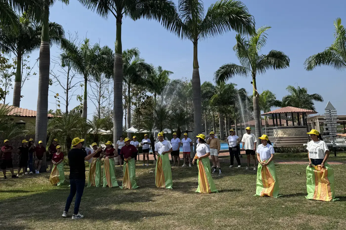 Grupo en una actividad de integración con sacos entre palmeras de Casa Grande Resort
