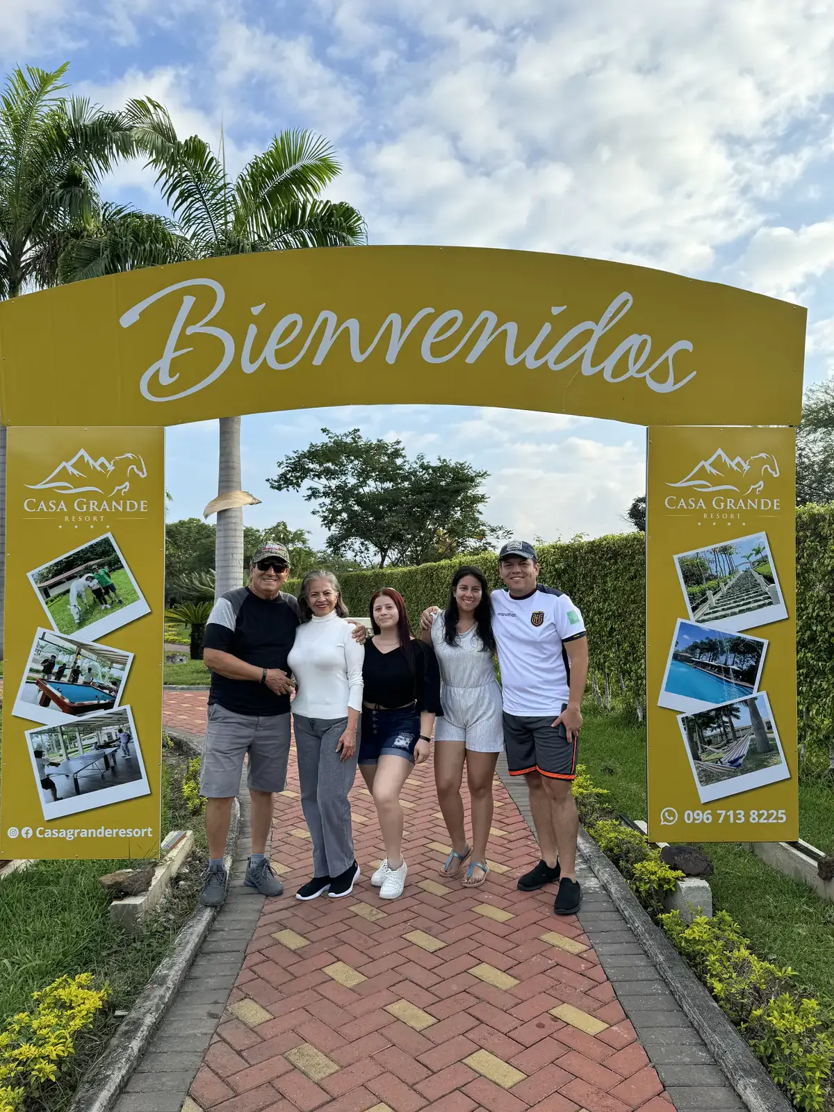 Familia bajo el arco de bienvenida a la entrada de Casa Grande Resort