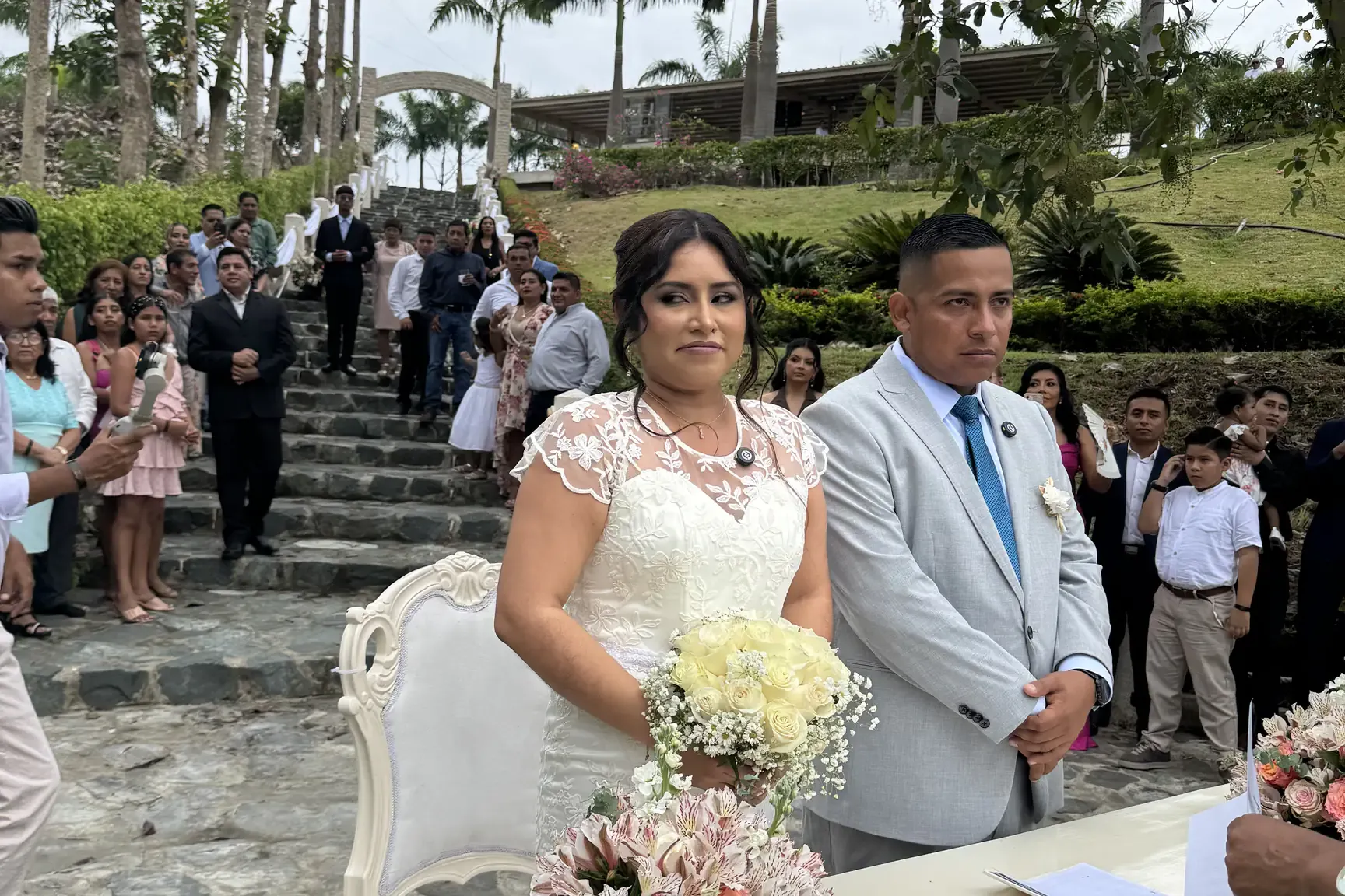 Novios durante su ceremonia civil al aire libre en Casa Grande Resort