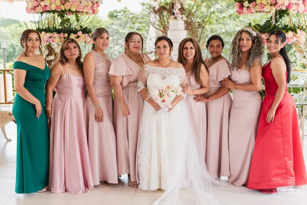 Novia con sus damas de honor en el salón de Casa Grande Resort