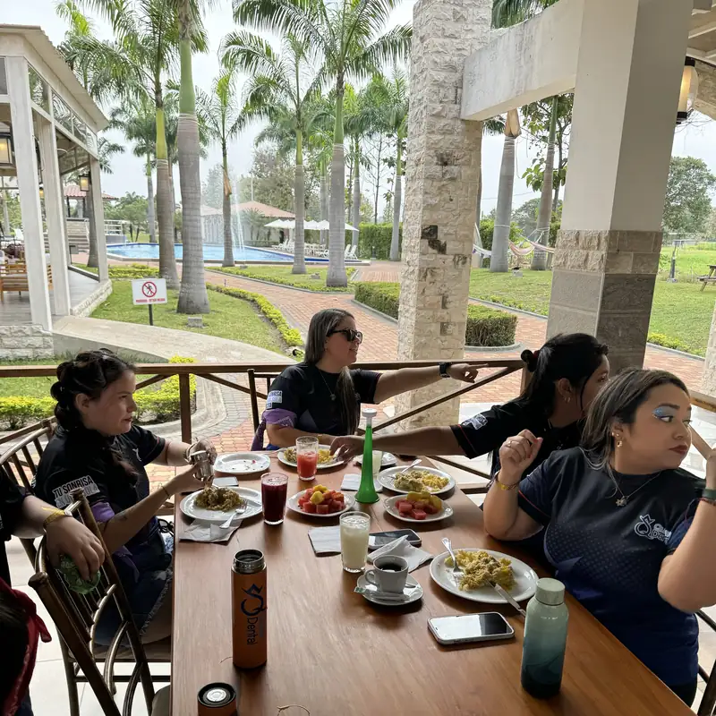 Visitantes compartiendo platos y bebidas en la terraza de Casa Grande Resort