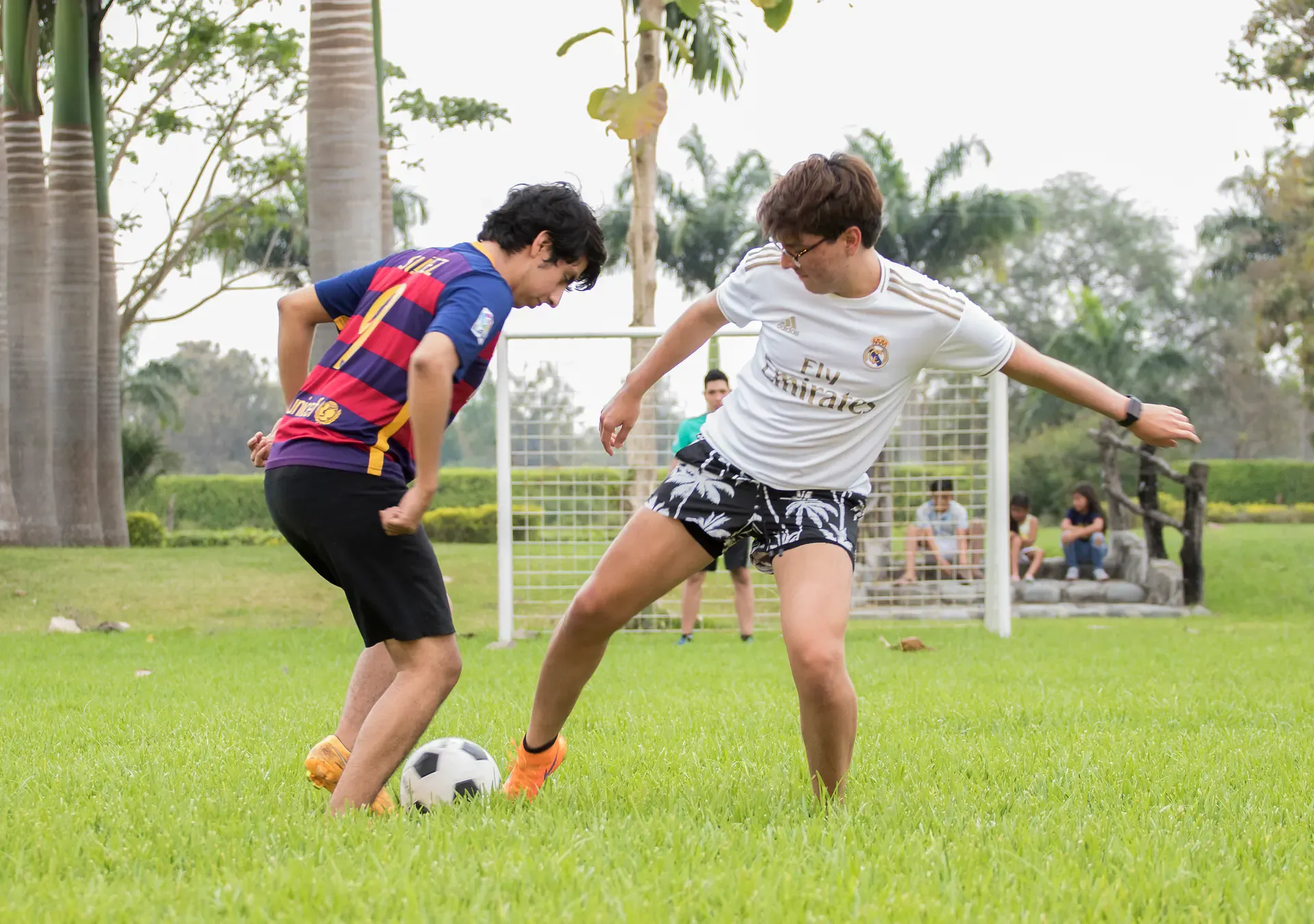 Dos jóvenes jugando fútbol en el césped de Casa Grande Resort