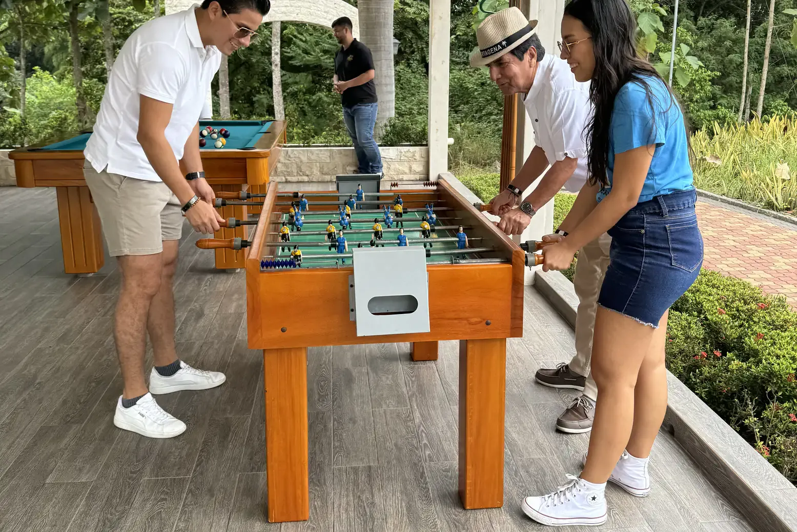 Visitantes jugando futbolín en la terraza de juegos de Casa Grande Resort