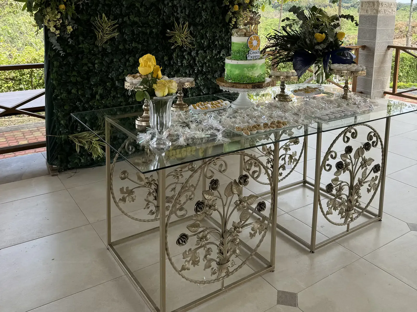 Mesa dulce con pastel y arreglos florales para un evento en Casa Grande Resort