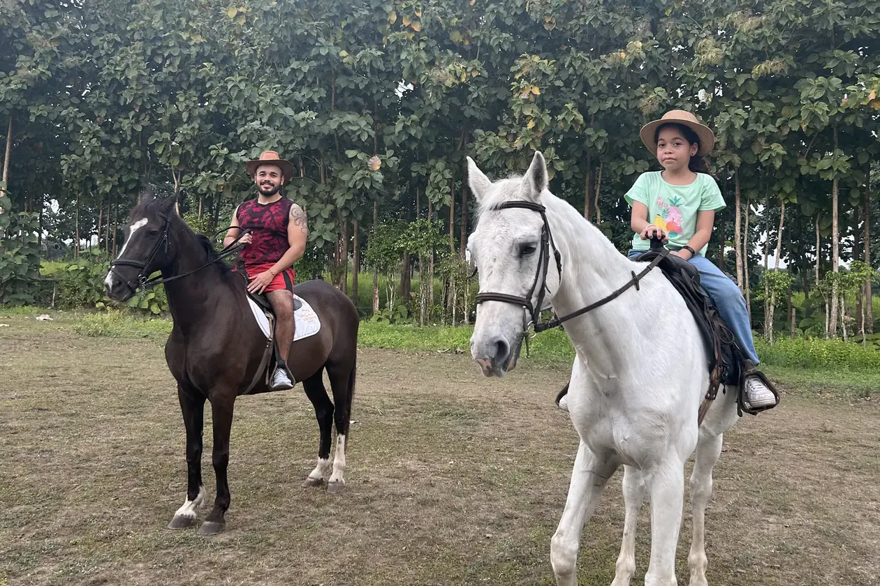 Dos visitantes montando a caballo en el picadero de Casa Grande Resort