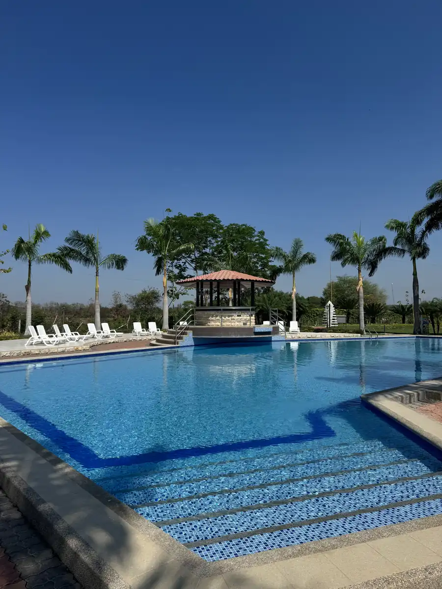 Piscina al aire libre con kiosko bajo el cielo despejado de Casa Grande Resort