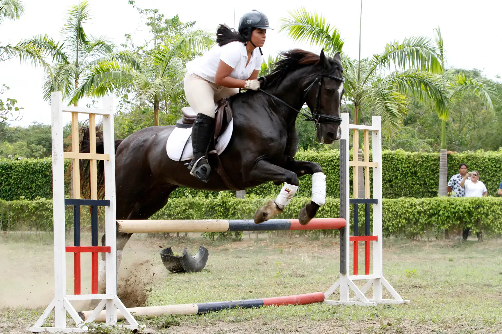 Jinete saltando un obstáculo durante una exhibición ecuestre en Casa Grande Resort