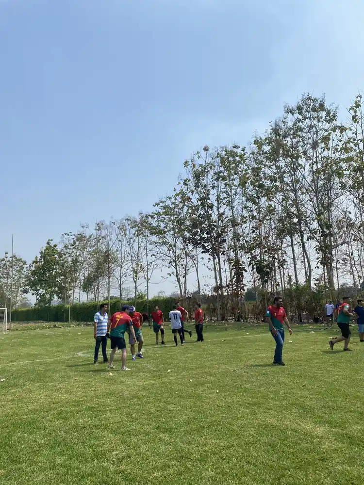 Grupo con camisetas de fútbol en la cancha de césped de Casa Grande Resort